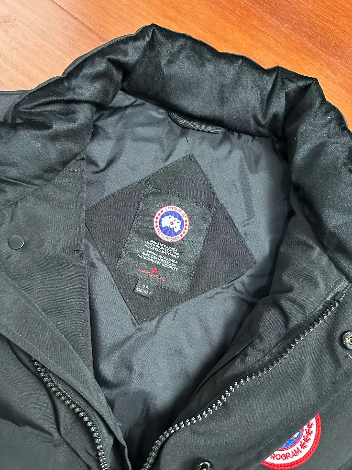 P520 Canada Goose down vest, dark gray and versatile, warm and stylish, easily adaptable to many styles, great for layering in autumn and winter~ There is only one protagonist in autumn and winter every year, and that is the goose. Any other category is a supporting role. Super stylish, simple and versatile, a must-buy item in autumn and winter. This excellent down vest can be freely layered with various clothes, it can be worn with T-shirts, sweaters, sweaters, and thin cotton, and it is made of wear-resistant fabric without being pretentious! Color: black, gray, white Size: XS, S, M, L, XL, XXL